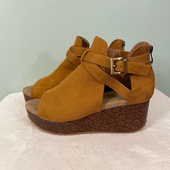 BOUTIQUE BY CORKYS Sandal 9 Leopard Wedge Buckle Suede Leather Open Toe Brown - Picture 2 of 9